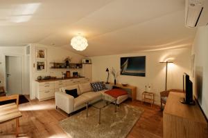 a living room with a couch and a table at Ferienhaus Himmelblau in Waldsieversdorf