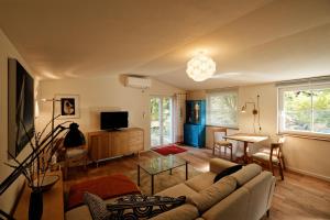 a living room with a couch and a table at Ferienhaus Himmelblau in Waldsieversdorf