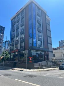 a tall building on the corner of a street at Sesse suit in Istanbul