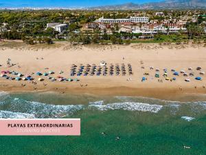 Luftaufnahme eines Strandes mit Menschen und Sonnenschirmen in der Unterkunft RH Silene Hotel & Spa 4 Sup in Castellón de la Plana + 41 Fotos