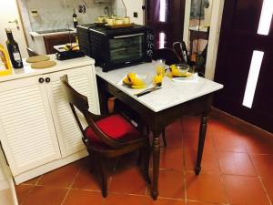 a kitchen with a table and a microwave at Villa Marina in Laterina