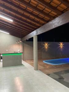 a large room with a gym with a blue floor at Espaço Vida Nova in Lins