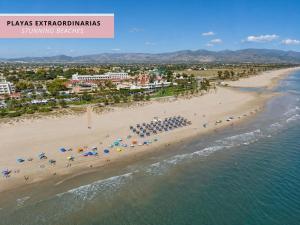 Luftaufnahme eines Strandes mit Menschen und Sonnenschirmen in der Unterkunft RH Silene Hotel & Spa 4 Sup in Castellón de la Plana
