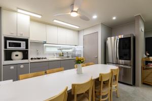a kitchen with a large white table and chairs at 김포공항ㆍ까치산역ㆍ최대11명ㆍ3룸화2ㆍ각방에어컨ㆍ2층독채 in Seoul