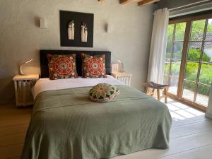 a bedroom with a large bed with a green blanket at Stee 23 in Hertsberge
