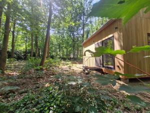 a cabin in the woods with trees at oud in Zonnebeke
