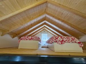 a room with two beds in a attic at oud in Zonnebeke