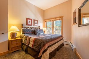 a bedroom with a bed and a window at Copper Springs Lodge 426 in Copper Mountain
