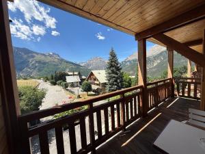 a view from the balcony of a cabin with mountains at Hôtel Restaurant La Pendine in Puy-Saint-Vincent