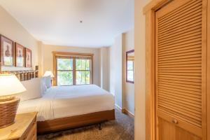 a bedroom with a bed and a window at Copper Springs Lodge 107 in Copper Mountain