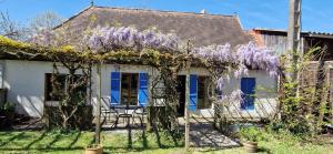 a house with wisteria on the side of it at Monet in Douzains