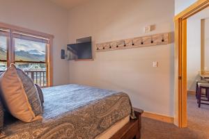 a bedroom with a bed and a window at Copper Springs Lodge 404 in Copper Mountain
