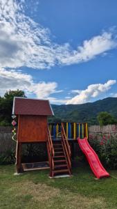 un parco giochi con uno scivolo e una casetta da gioco di STD Gavrilović a Bajina Bašta