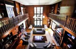 an overhead view of a living room with couches at Le Bibló in Montevideo