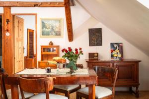 a dining room with a table and chairs at Libling Podkrovný in Banská Štiavnica