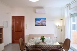 a dining room with a table and chairs at Apartamento La Molina in Rute