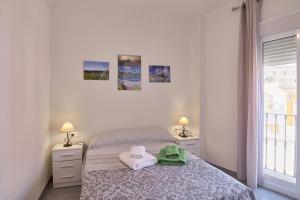a bedroom with a bed and two lamps and a window at Apartamento La Molina in Rute
