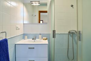 a bathroom with a sink and a shower at Apartamento La Molina in Rute +16 photos