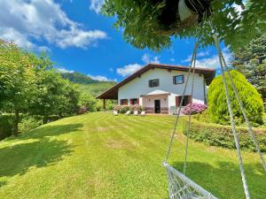 Blick auf ein Haus vom Hof aus in der Unterkunft Etxaburu in Gorriti