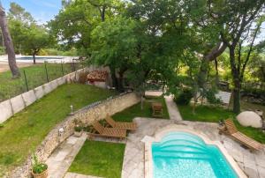 an overhead view of a backyard with a swimming pool at Maison confortable à Velleron de 50 m² avec piscine in Velleron