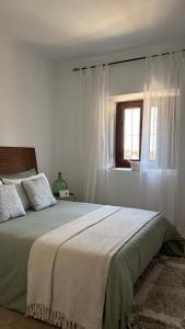 a bedroom with a large bed and a window at Apartamento Rural en Valencia de Alcántara in San Pedro