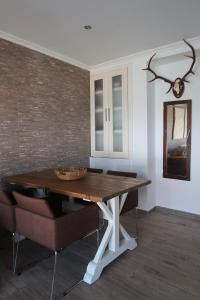 a dining room with a table and a mirror at Apartamento Rural en Valencia de Alcántara in San Pedro
