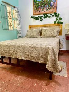 a bedroom with a large bed with a wooden headboard at Hotel Restaurant Wuarao - Antiguo Club Rolling Stones in Boca Chica