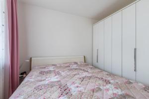 a bedroom with a bed with a quilt on it at Traumwohnung am Sorpesee in Sundern +35 photos