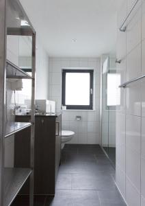 A bathroom at Appart Laijola