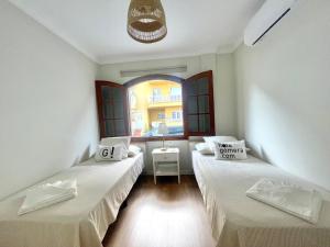 two beds in a room with a window at La Casa de Papel 2 in Valle Gran Rey