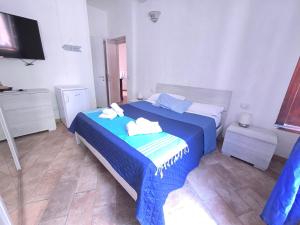 a bedroom with two beds with towels on them at Affittacamere Vacanze a Posada in San Giovanni