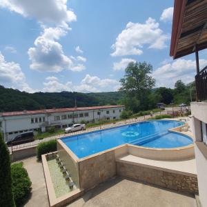 a swimming pool on the roof of a building at Lake View Deluxe Tryavna БЕЗПЛАТНИ БАСЕЙН И ПАРКИНГ in Tryavna