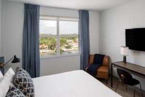 a hotel room with a bed and a window at Hotel Rendale Miami Beach in Miami Beach