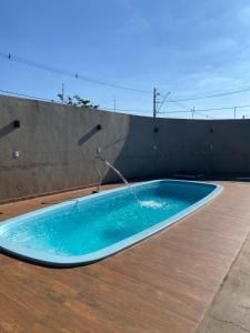 ein Whirlpool mit Wasserspiel auf einer Terrasse in der Unterkunft Espaço Vida Nova in Lins + 4 Fotos