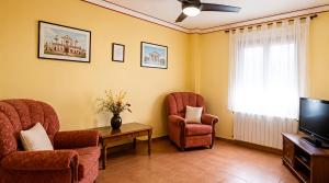 a waiting room with two chairs and a television at Hostal Don Juan in Alarcón +8 photos