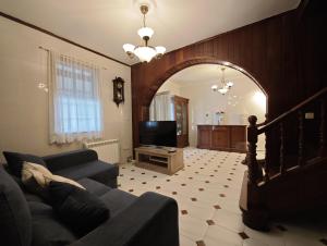 a living room with a couch and a tv at Chalet cerca de la playa de Esmelle in Pedreira