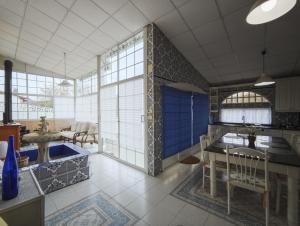 a kitchen and dining room with a table and chairs at Chalet cerca de la playa de Esmelle in Pedreira
