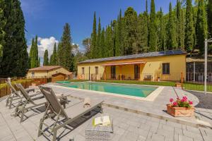 a home with a swimming pool and a house at Casa Febea in Chiusi