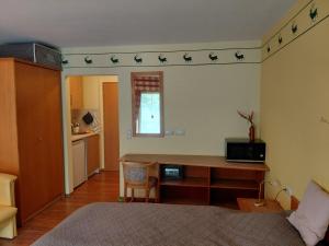 a bedroom with a bed and a desk with stars on the wall at Apartment 35, 36 Christopherhof Grafenwiesen in Grafenwiesen
