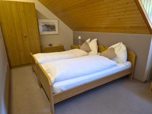 a bedroom with two beds with white sheets at Landgasthaus Bären in Grub