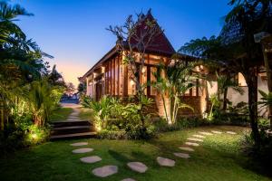 a house with a pathway in front of it at Casa Sepang in Munggu