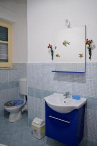 A bathroom at L'Aquilone B&B Még 34 kép
