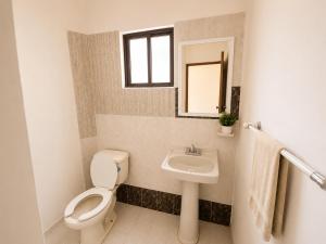 a bathroom with a toilet and a sink at Casa en Huatulco Casa para 6 Personas Cerca del Centro y Playas in Santa Cruz Huatulco