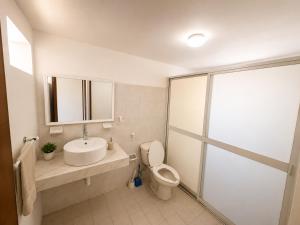a bathroom with a toilet and a sink and a shower at Casa en Huatulco Casa para 6 Personas Cerca del Centro y Playas in Santa Cruz Huatulco