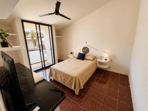 a bedroom with a bed and a large window at Casa en Huatulco Casa para 6 Personas Cerca del Centro y Playas in Santa Cruz Huatulco