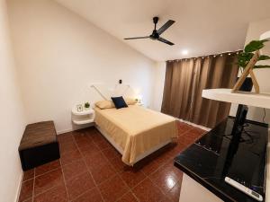 a bedroom with a bed and a ceiling fan at Casa en Huatulco Casa para 6 Personas Cerca del Centro y Playas in Santa Cruz Huatulco