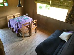 comedor con mesa, sillas y sofá en Casas de barro, en La Pedrera