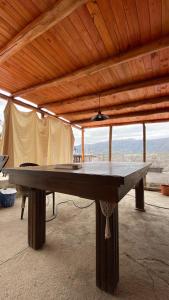 a ping pong table in a room with a view at Terrazas Jorge y Claudia in Bialet Massé