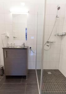 A bathroom at Appart Laijola