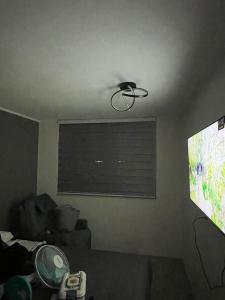 a living room with a tv and a ceiling at Urbano Talca in Talca